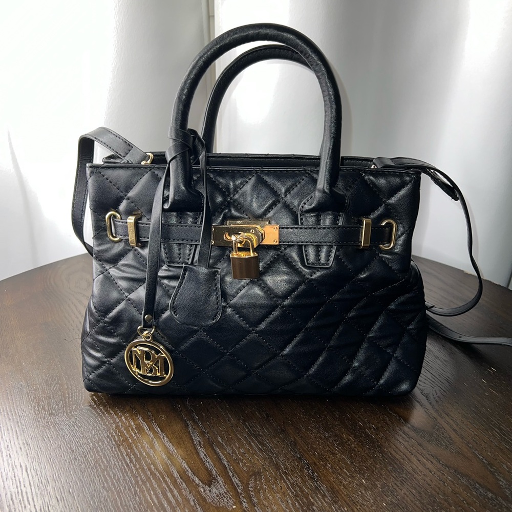 Beautiful lightweight quilted Badgley Mischka purse